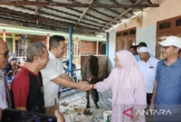 Ketua Kadin Tanjabtim, Apif Firmansyah, hadir langsung di lokasi pembagian kurban.( Poto : ANTARA ).