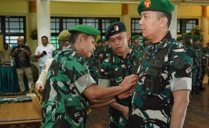 Danrem 042/Gapu Brigjen TNI Nyamin memimpin serah terima jabatan Kasrem dan Kasipers di Jambi. Rotasi jabatan TNI AD ini menegaskan penguatan organisasi dan profesionalisme prajurit.( Poto : JAMBIPRIMA.COM ).