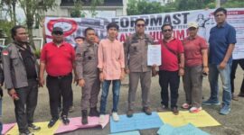 Puluhan massa yang menggelar aksi unjuk rasa Tebo mendatangi Kantor Kejaksaan Negeri Tebo, Kamis (21/5/2026)( Poto : JambiPrima.com ).