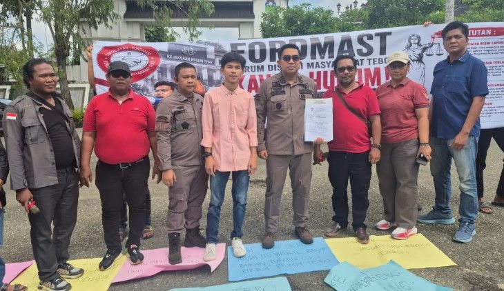 Puluhan massa yang menggelar aksi unjuk rasa Tebo mendatangi Kantor Kejaksaan Negeri Tebo, Kamis (21/5/2026)( Poto : JambiPrima.com ).