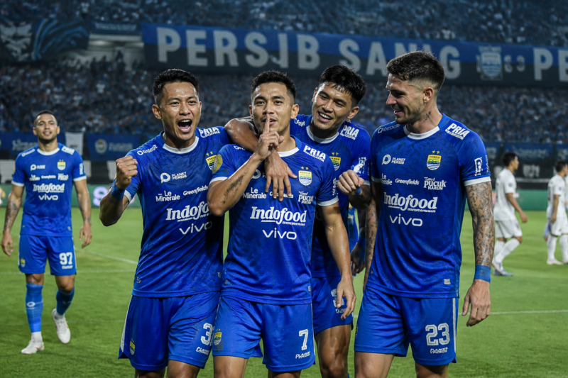 Persib Bandung menghadapi PSIM di BRI Super League 2026 dengan tekanan besar di puncak klasemen.( Poto : AI ).
