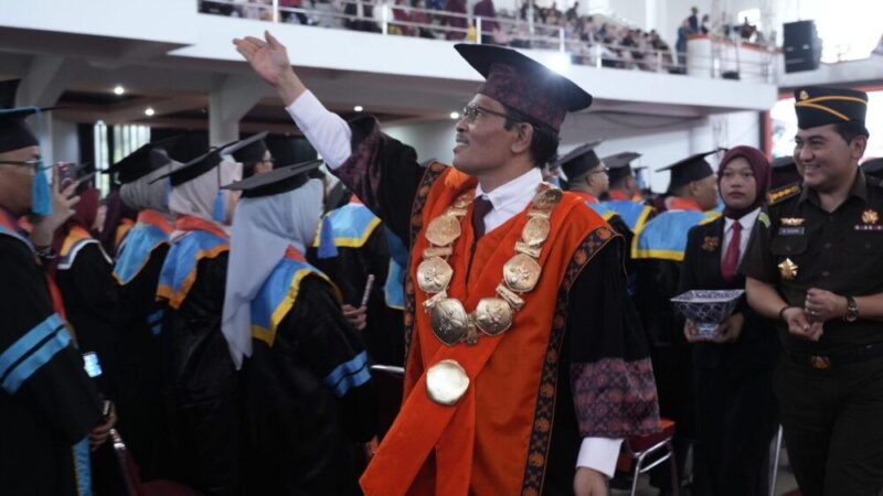 Wisuda ke-123 dan Dies Natalis ke-63 ini menjadi momentum penting bagi UNJA.( Poto : jambilink.id)