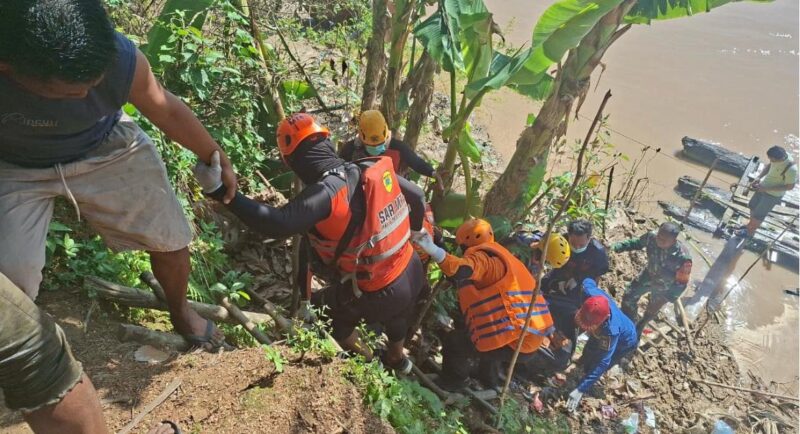 Dimas Ramadhoni (24) dalam kondisi mengapung di Sungai Batang Tembesi, Kamis (28/5/2026).( Poto : jambilink.id)
