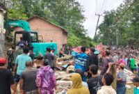 Tim gabungan bersama warga melakukan evakuasi korban dan membersihkan material longsor yang menghantam rumah warga di Dusun Empelu, Kabupaten Bungo.( Poto : JAMBIUPDATE.CO )