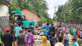 Tim gabungan bersama warga melakukan evakuasi korban dan membersihkan material longsor yang menghantam rumah warga di Dusun Empelu, Kabupaten Bungo.( Poto : JAMBIUPDATE.CO )