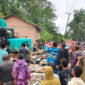 Tim gabungan bersama warga melakukan evakuasi korban dan membersihkan material longsor yang menghantam rumah warga di Dusun Empelu, Kabupaten Bungo.( Poto : JAMBIUPDATE.CO )