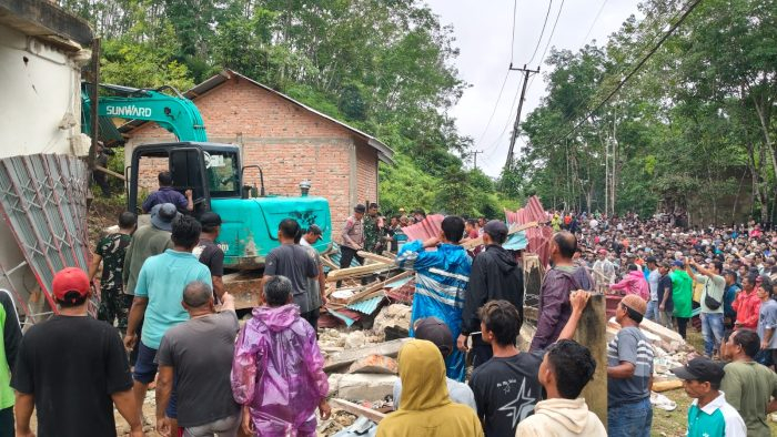 Tim gabungan bersama warga melakukan evakuasi korban dan membersihkan material longsor yang menghantam rumah warga di Dusun Empelu, Kabupaten Bungo.( Poto : JAMBIUPDATE.CO )