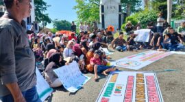Gelar Aksi, Warga Penerima Manfaat PT. SMM Minta Perusahaan Kembali Beroperasi( Poto : jambiekspres.co.id )