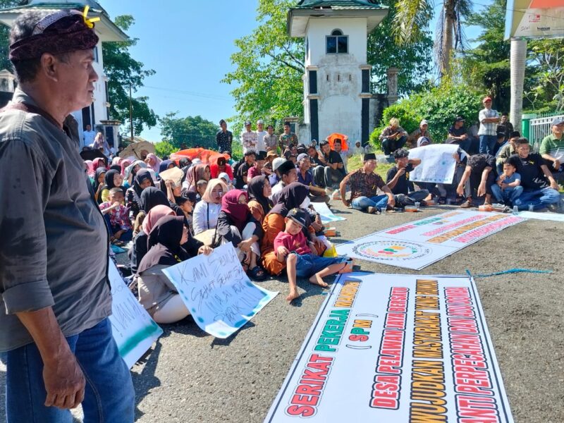 Gelar Aksi, Warga Penerima Manfaat PT. SMM Minta Perusahaan Kembali Beroperasi( Poto : jambiekspres.co.id )
