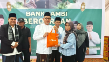 Dirut Bank Jambi menyerahkan daging kurban secara simbolis( Poto : jambione.com ).