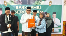 Dirut Bank Jambi menyerahkan daging kurban secara simbolis( Poto : jambione.com ).