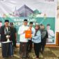 Dirut Bank Jambi menyerahkan daging kurban secara simbolis( Poto : jambione.com ).