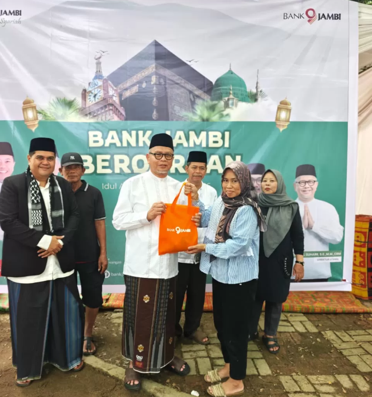 Dirut Bank Jambi menyerahkan daging kurban secara simbolis( Poto : jambione.com ).