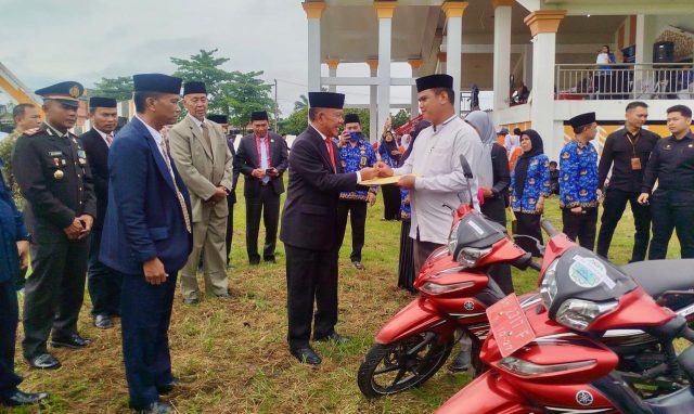 Hardiknas Merangin 2026 diwarnai penyerahan 24 motor dinas untuk Da’i dan penghargaan siswa berprestasi.( Poto : Akses Jambi ).