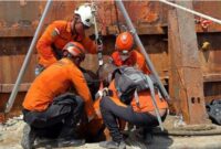 Evakuasi pekerja terpapar gas palka oleh tim SAR di tongkang Sungai Batanghari Muaro Jambi.( Poto : istimewa ).