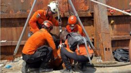 Evakuasi pekerja terpapar gas palka oleh tim SAR di tongkang Sungai Batanghari Muaro Jambi.( Poto : istimewa ).