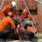 Evakuasi pekerja terpapar gas palka oleh tim SAR di tongkang Sungai Batanghari Muaro Jambi.( Poto : istimewa ).