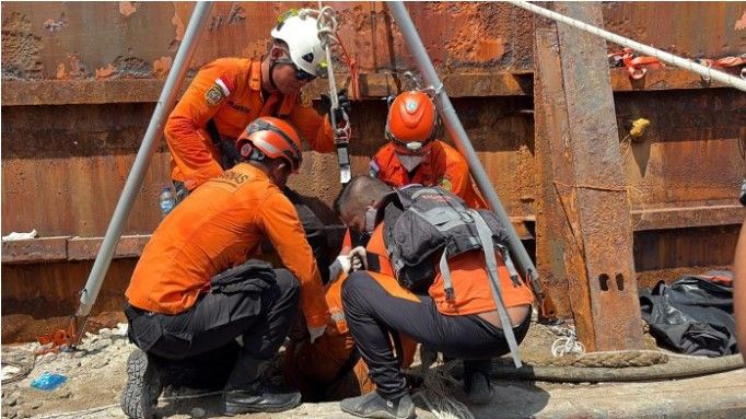 Evakuasi pekerja terpapar gas palka oleh tim SAR di tongkang Sungai Batanghari Muaro Jambi.( Poto : istimewa ).