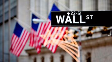 Wall Street bergerak campuran pada perdagangan 18 Mei 2026 akibat aksi ambil untung saham teknologi, kenaikan imbal hasil obligasi AS, dan lonjakan harga minyak yang memicu kekhawatiran inflasi.( Poto : KOMPAS.com ).