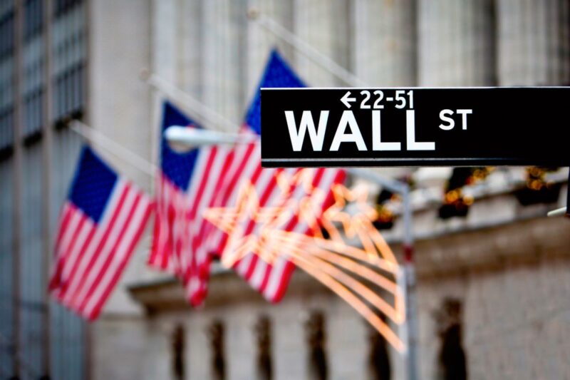 Wall Street bergerak campuran pada perdagangan 18 Mei 2026 akibat aksi ambil untung saham teknologi, kenaikan imbal hasil obligasi AS, dan lonjakan harga minyak yang memicu kekhawatiran inflasi.( Poto : KOMPAS.com ).