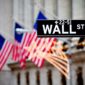 Wall Street bergerak campuran pada perdagangan 18 Mei 2026 akibat aksi ambil untung saham teknologi, kenaikan imbal hasil obligasi AS, dan lonjakan harga minyak yang memicu kekhawatiran inflasi.( Poto : KOMPAS.com ).