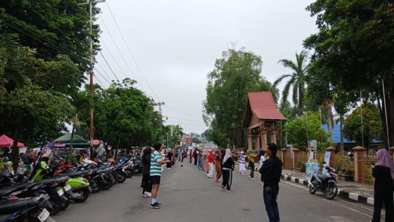 Minggu pagi di Muaro Bungo dimanfaatkan warga untuk berolahraga, bersosialisasi, dan mendukung UMKM lokal di kawasan Kantor Bupati.