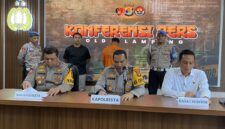Konferensi pers penusuk kondektur bus Damri oleh Polresta Bandar Lampung, Kamis (13/2/2025).(KOMPAS.COM/TRI PURNA JAYA)