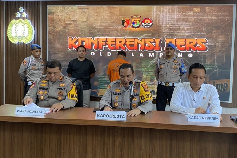 Konferensi pers penusuk kondektur bus Damri oleh Polresta Bandar Lampung, Kamis (13/2/2025).(KOMPAS.COM/TRI PURNA JAYA)