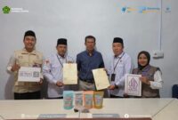 Kemenag Sungai Penuh menyerahkan sertifikat halal kepada CV LINO GREEN yang memproduksi minyak Sacha Inchi.( Poto : Kemenag Sungai Penuh ).