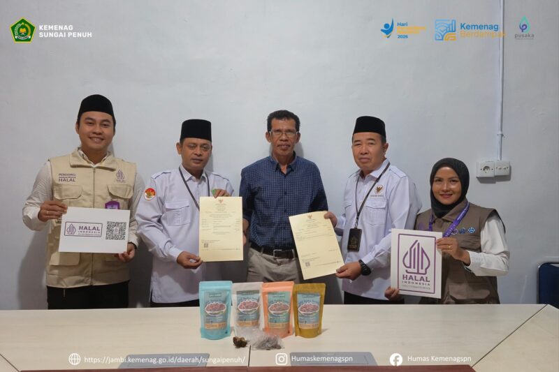 Kemenag Sungai Penuh menyerahkan sertifikat halal kepada CV LINO GREEN yang memproduksi minyak Sacha Inchi.( Poto : Kemenag Sungai Penuh ).