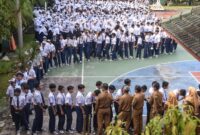 Suasana sekolah saat ratusan siswa berbaris rapi di lapangan didampingi para guru di sekolah pagi!ya( Poto : istimewa ).