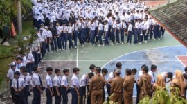 Suasana sekolah saat ratusan siswa berbaris rapi di lapangan didampingi para guru di sekolah pagi!ya( Poto : istimewa ).
