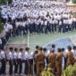 Suasana sekolah saat ratusan siswa berbaris rapi di lapangan didampingi para guru di sekolah pagi!ya( Poto : istimewa ).