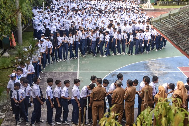 Suasana sekolah saat ratusan siswa berbaris rapi di lapangan didampingi para guru di sekolah pagi!ya( Poto : istimewa ).