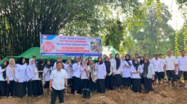 Guru dan siswa SMAN 8 Bungo turun langsung menolak tambang emas ilegal (PETI) yang berada sangat dekat dengan sekolah.( Poto : KOMPAS.COM/ARYO TONDANG )
