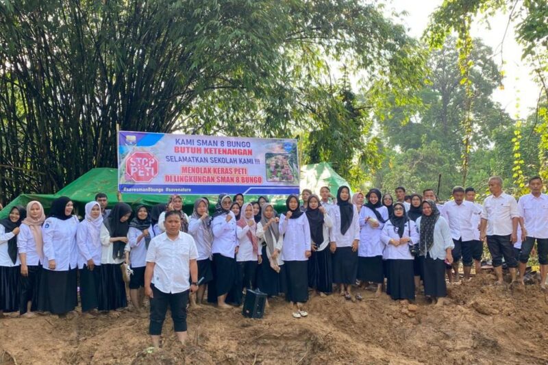 Guru dan siswa SMAN 8 Bungo turun langsung menolak tambang emas ilegal (PETI) yang berada sangat dekat dengan sekolah.( Poto : KOMPAS.COM/ARYO TONDANG )