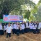 Guru dan siswa SMAN 8 Bungo turun langsung menolak tambang emas ilegal (PETI) yang berada sangat dekat dengan sekolah.( Poto : KOMPAS.COM/ARYO TONDANG )
