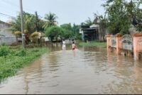 Warga Simpang 4 Sipin, Telanaipura, Kota Jambi mengeluhkan banjir yang terus berulang selama puluhan tahun tanpa penanganan tuntas.( Poto : KOMPAS.COM )