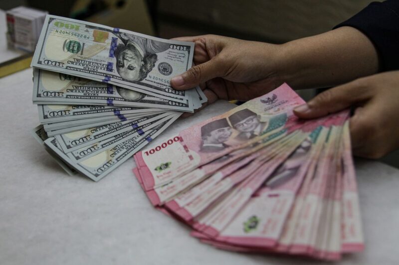 Rupiah melemah ke Rp17.529 per dolar AS akibat ketidakpastian data ekonomi domestik dan penguatan dolar AS di tengah meningkatnya risiko geopolitik global.( Poto : KOMPAS.com ).