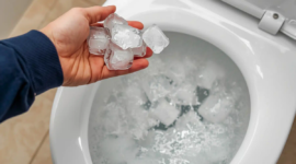 Tren membersihkan toilet dengan es batu kembali viral di media sosial. Simak cara kerja, manfaat, serta risiko metode sederhana ini untuk kloset rumah.( Poto : KOMPAS.com ).