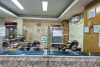 Staf PT Daffa Indo Valuta, Aris, mengatakan tren transaksi dollar AS mengalami kenaikan ( Poto : kompas.com )