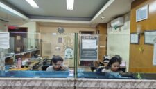 Staf PT Daffa Indo Valuta, Aris, mengatakan tren transaksi dollar AS mengalami kenaikan ( Poto : kompas.com )