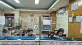 Staf PT Daffa Indo Valuta, Aris, mengatakan tren transaksi dollar AS mengalami kenaikan ( Poto : kompas.com )