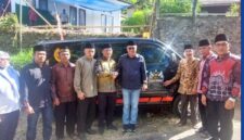 Wali Kota Sungai Penuh Alfin serahkan ambulans di Sungai Ning saat doa bersama Idul Adha ( 28/5/2026 )