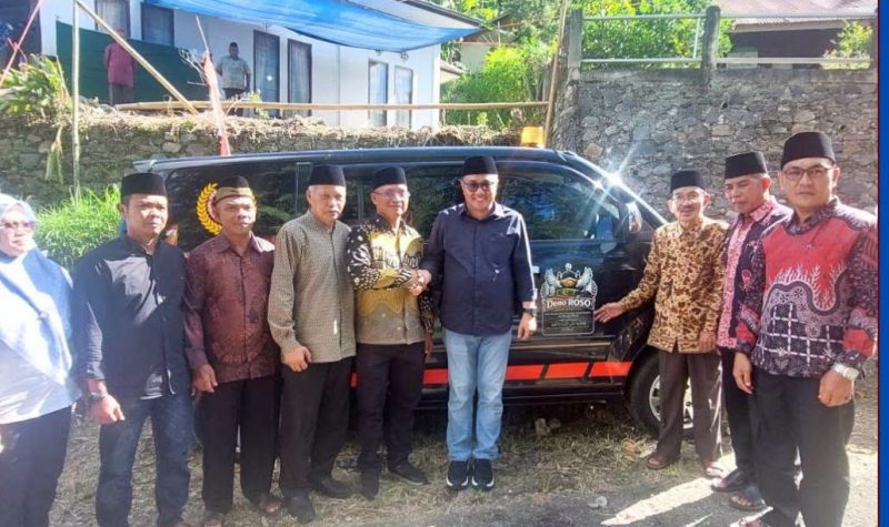 Wali Kota Sungai Penuh Alfin serahkan ambulans di Sungai Ning saat doa bersama Idul Adha ( 28/5/2026 )