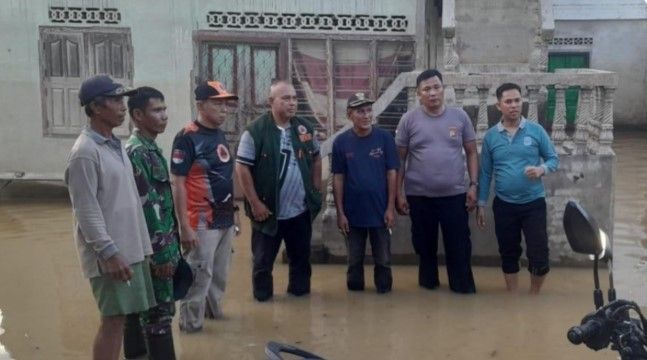 Sungai Batang Tabir meluap akibat hujan deras selama tiga hari di Kecamatan Tabir Ilir, Merangin. Sebanyak 90 rumah warga terendam banjir setinggi satu meter.( Poto : JAMBI PRIMA.COM ).