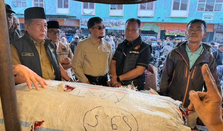 Wakil Gubernur Jambi Abdullah Sani sidah harga di Pasar Angso duo jelang idhul adha( Poto : jambiprima.com).