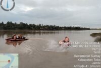 Warga Tebo Ali (44) tenggelam di Sungai Batanghari Desa Triti. Tim gabungan BPBD dan Basarnas masih melakukan pencarian.( Poto : jambiprima.com ).