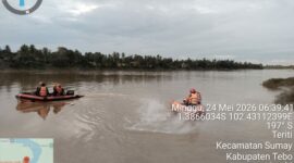 Warga Tebo Ali (44) tenggelam di Sungai Batanghari Desa Triti. Tim gabungan BPBD dan Basarnas masih melakukan pencarian.( Poto : jambiprima.com ).
