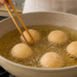 Onde-onde tradisional tetap digemari masyarakat Indonesia. Simak cara membuat onde-onde agar tidak pecah saat digoreng.( Poto : AI ).
